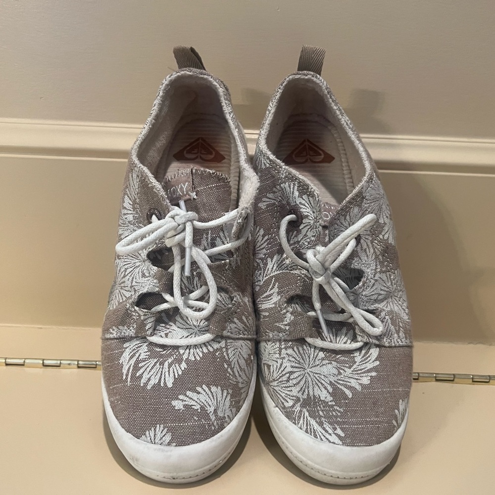 Roxy casual tennis shoes.  Extremely comfortable. Memory foam insole.  Worn once
